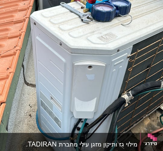 יחידת מיזוג אוויר עם מד לחץ וכלי עבודה